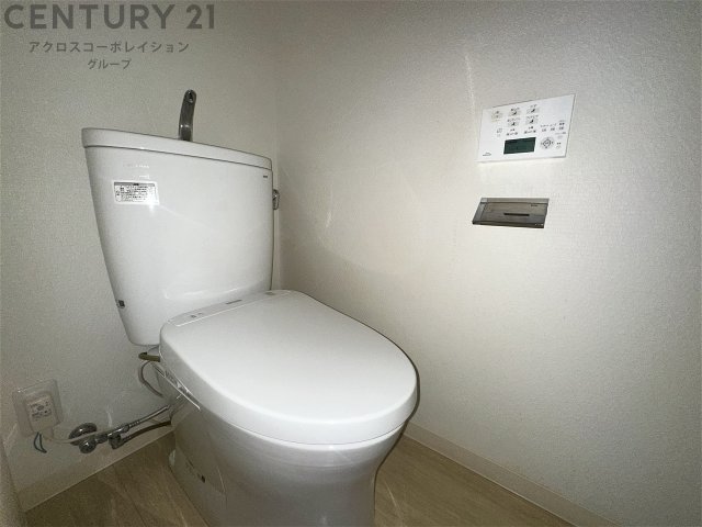 トイレ　温水洗浄便座付きのトイレです♪