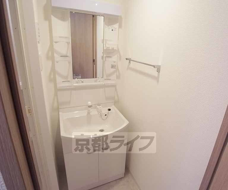 洗面設備　独立した洗面台付きです。