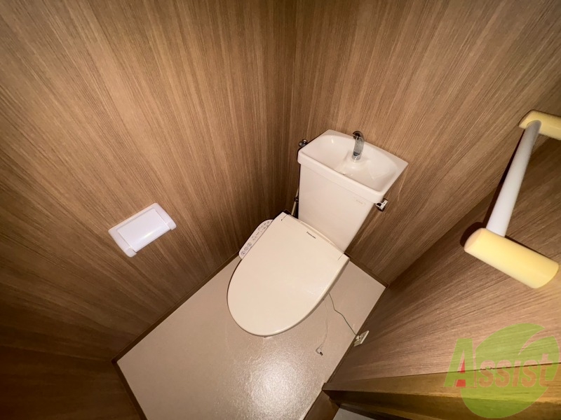 トイレ　トイレはこちらのウォシュレット付きになりますね。