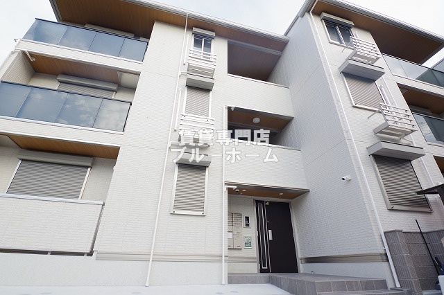 建物外観　落ち着いた色合いの外観です！
