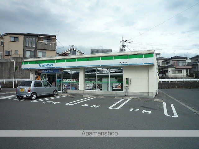 コンビニ　ファミリーマート（コンビニ）まで1637m