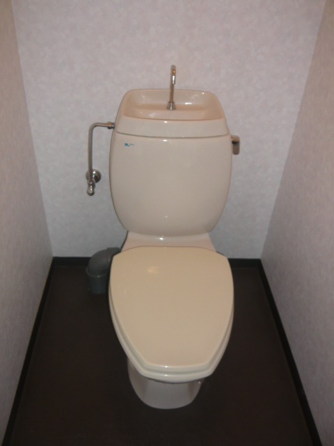 トイレ　別号室の写真です。