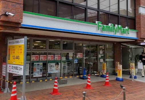 コンビニ　ファミリーマート南青山三丁目店（コンビニ）まで116m