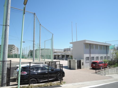 中学校　名古屋市立神丘中学校（中学校）まで431m