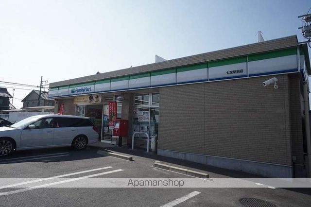 コンビニ　ファミリーマート（コンビニ）まで445m