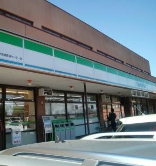 コンビニ　ファミリーマート東京医科大学前店（コンビニ）まで591m