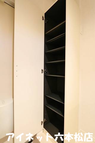 玄関　同タイプ別部屋。靴の収納も十分