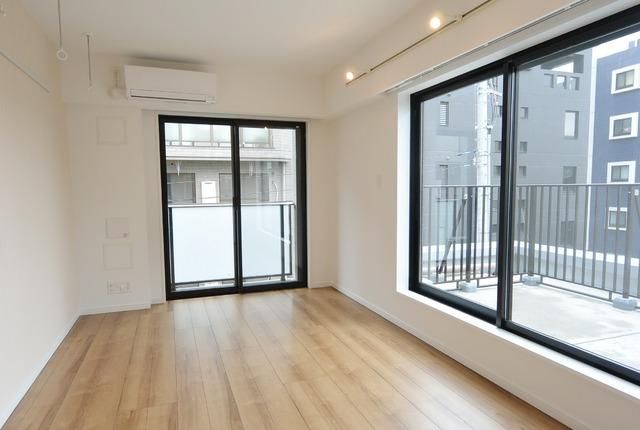 居室・リビング　★角部屋二面採光・窓が大きく明るいお部屋です★