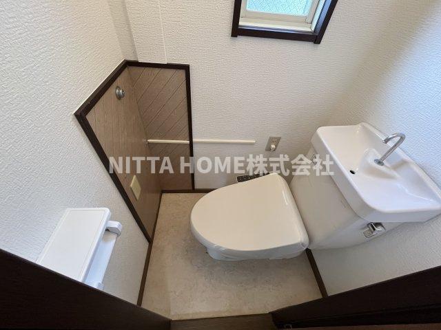 トイレ　小窓付きで明るいトイレです◇