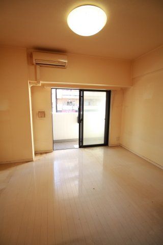 ドルチェ日暮里弐番館の居間写真