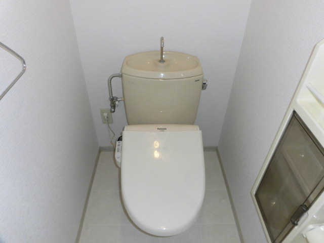 トイレ　ウォシュレット付いてます。
