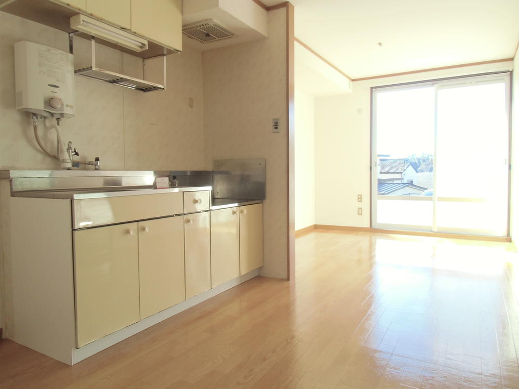 居室・リビング　ＬＤＫ９帖　広い窓からは陽差しがタップリ入ります