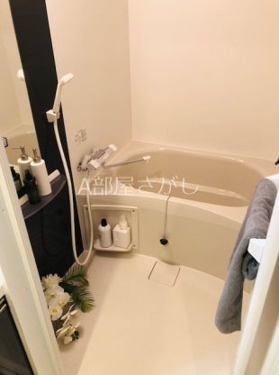 バス・シャワールーム　※階数によって内装の色が異なります