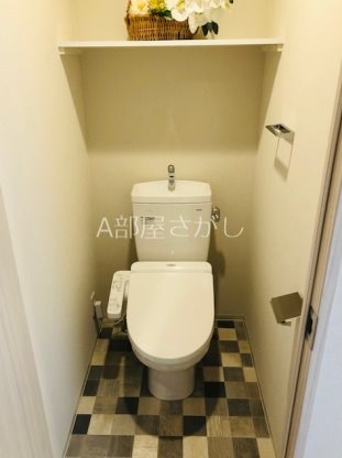 トイレ　※階数によって内装の色が異なります