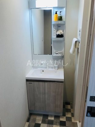 洗面設備　※階数によって内装の色が異なります