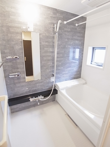 バス・シャワールーム　追炊き及び浴室乾燥機付きバス！窓があって明るいです♪