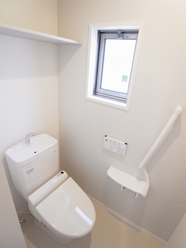 トイレ　温水洗浄便座付きトイレ♪窓があって明るいです♪