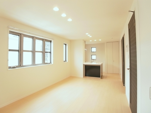 居室・リビング　南向き12.9帖の明るいリビングルームです♪