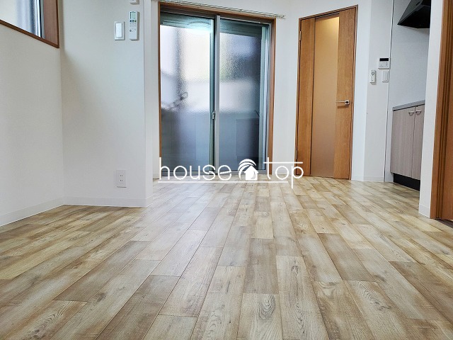 居室・リビング　窓の多い明るいリビング