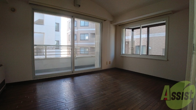 その他部屋・スペース　洋室は白いクロスにブラウンの建具が映えますね～