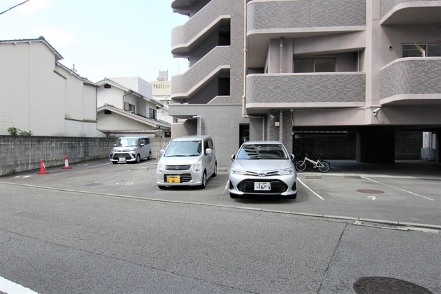 【松山市喜与町のマンションの駐車場】