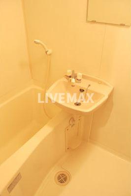 バス・シャワールーム　白を基調とした清潔感のあるバスルーム