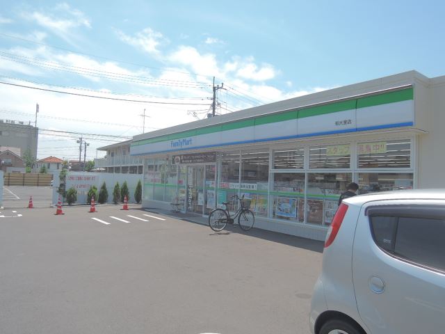 コンビニ　ファミリーマート（コンビニ）まで230m