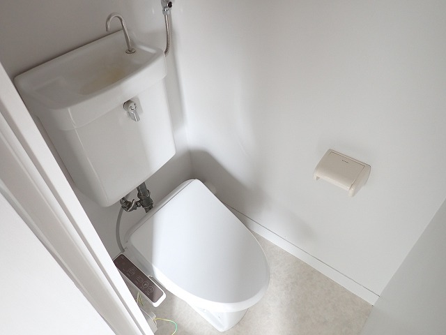 トイレ　温水洗浄暖房便座です