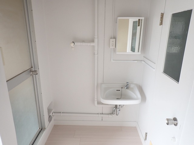 洗面設備　洗面台と洗濯機置き場です