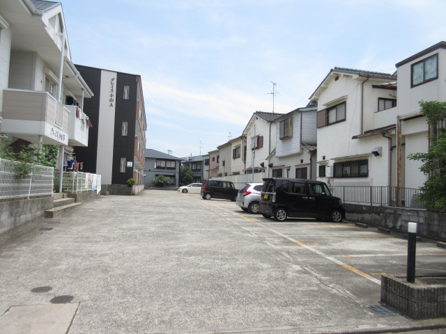 駐車場　「グレイス小山A」、現地待ち合わせでのご案内も可能です。