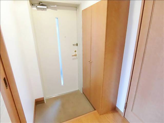 玄関　背の高い下駄箱でご家族の靴も収納できます。