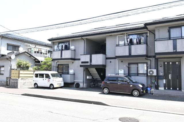 新潟市中央区鐙西のアパートの建物外観