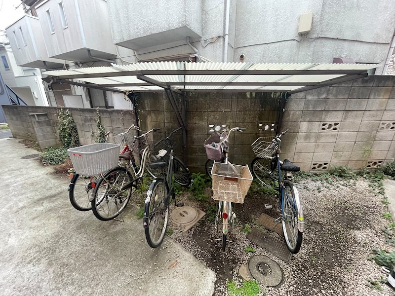 【世田谷区上祖師谷のアパートの駐車場】