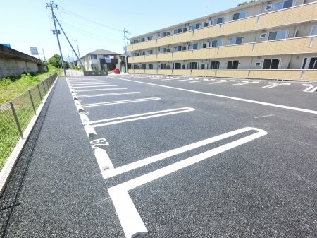 【クレアシオン城北の駐車場】