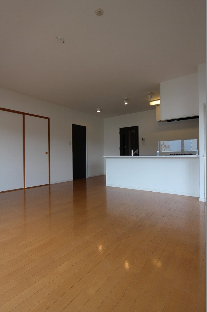 居室・リビング　広さも形も納得です。分譲仕様の内装をご覧ください。