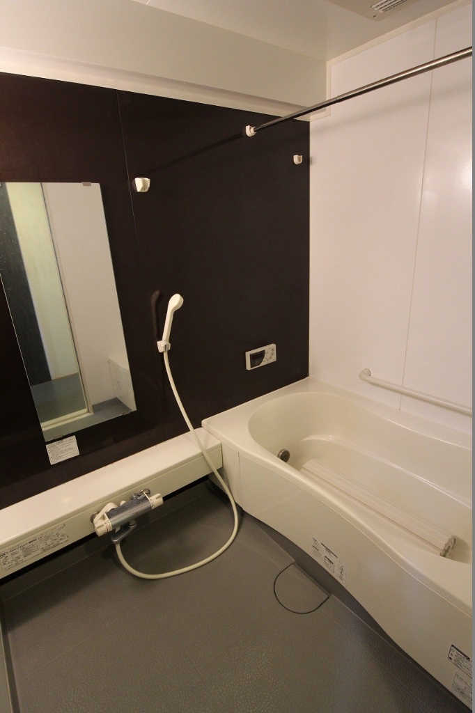 バス・シャワールーム　大きなサイズです。浴室乾燥機や追い焚きもあります。