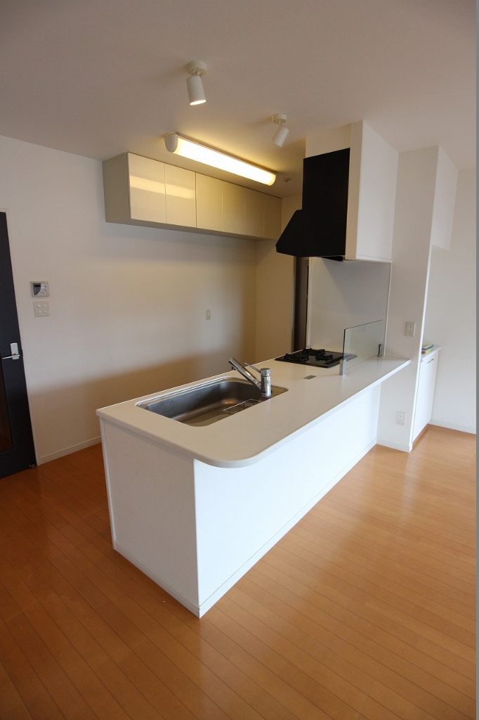 キッチン　人気のカウンターキッチンです。収納の吊り棚があります。