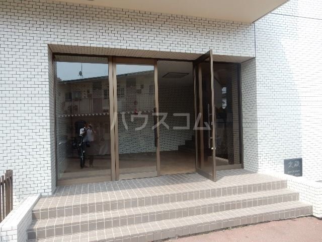 【横浜市青葉区柿の木台のマンションのエントランス】