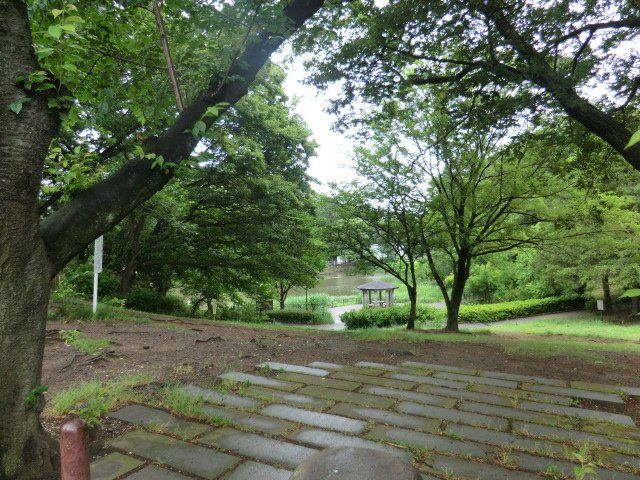 【横浜市青葉区柿の木台のマンションの公園】