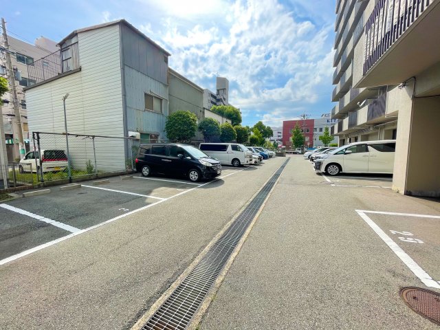 【パレ北加賀屋の駐車場】