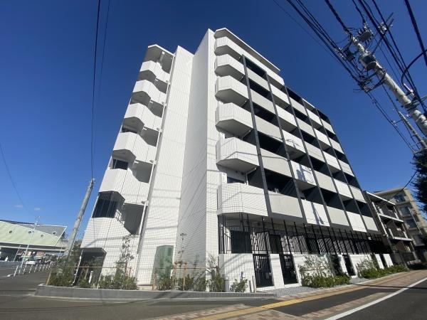 稲城市東長沼のマンションの建物外観