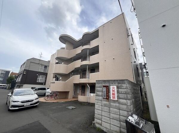 【札幌市中央区南十二条西のマンションの建物外観】