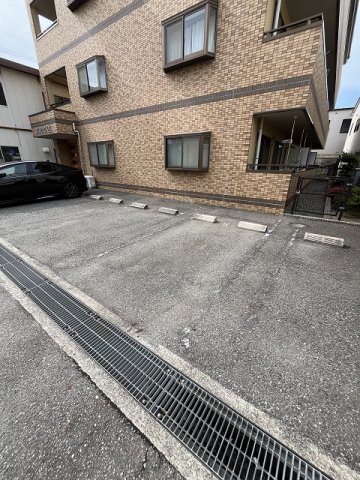 駐車場　車をお持ちの方に嬉しい駐車場付きの物件です