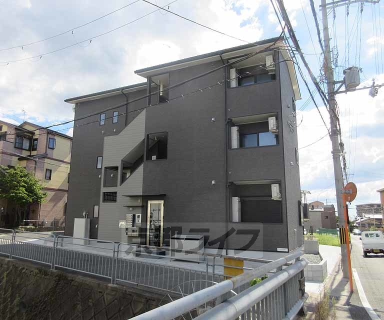 京都市伏見区石田大山町のアパートの建物外観