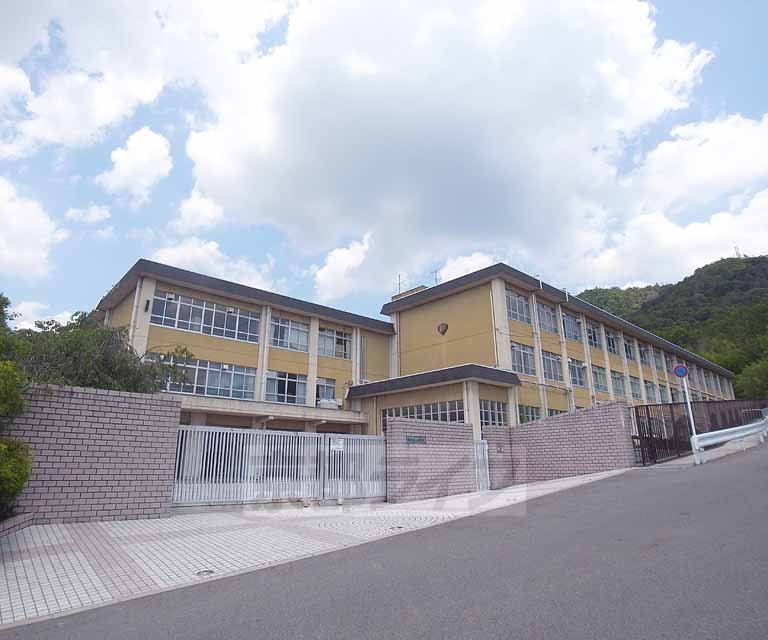 【京都市伏見区石田大山町のアパートの中学校】