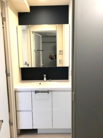 洗面設備　体重計ストックが下にある独立洗面台