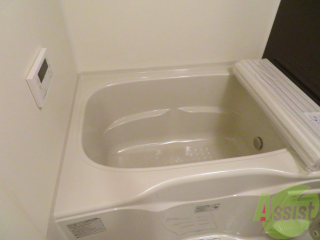 バス・シャワールーム　茶色の壁がオシャレなユニットバスになりますね。