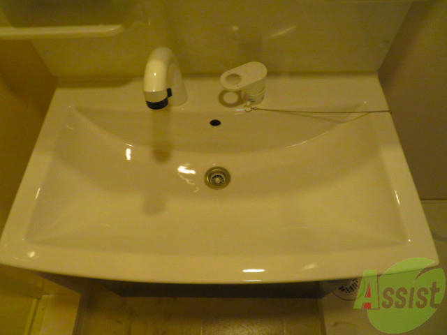 洗面設備　オシャレな三面鏡のついたシャンプードレッサーですよー。