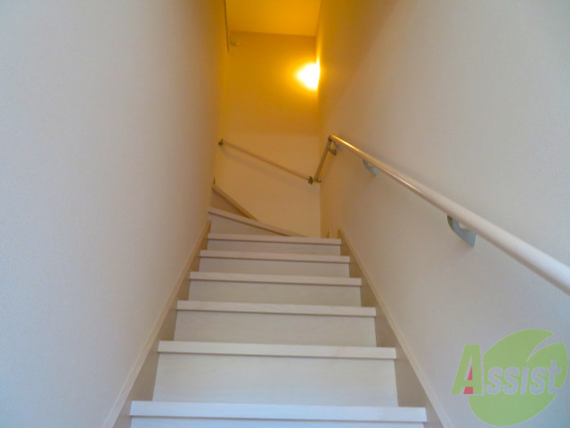 玄関　玄関からはこちらの階段を上がてきますよ。