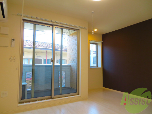 居室・リビング　こちらはオシャレで広々としたお部屋ですよー。